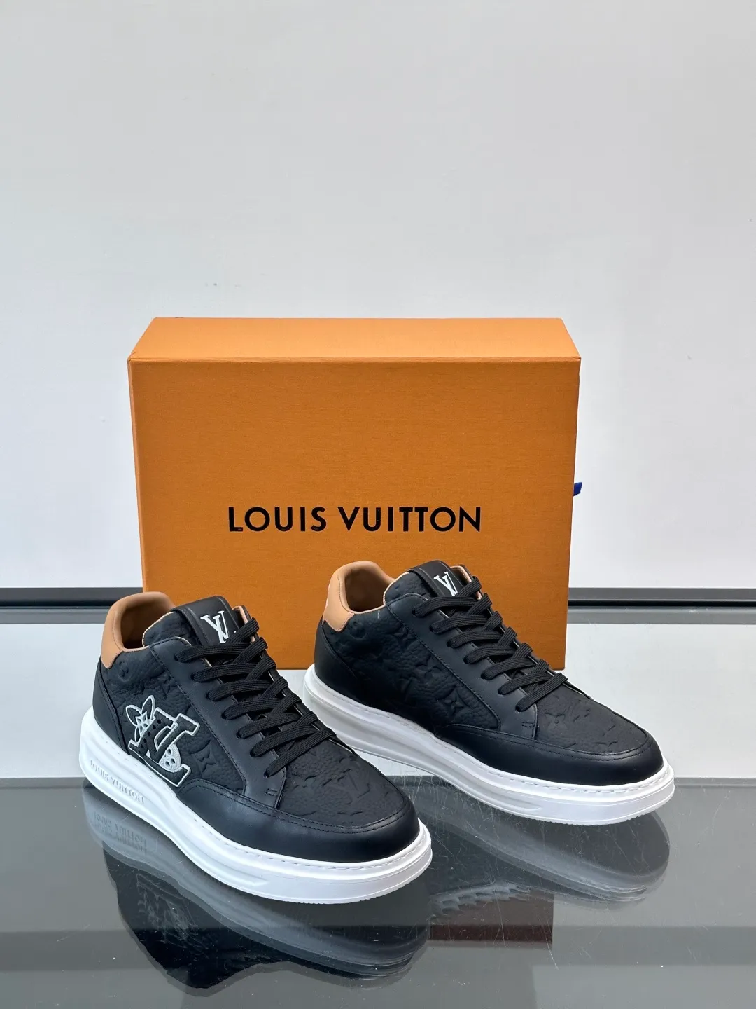 Men's shoes 💰p400 "＊OUIS ＊UITTO＊" Men's sports shoes, grained cow leather are low-key and recognizable. The rubber sole is thick and lightweight, the padded insole + technical lining make it super comfortable to wear! The main color with brown details is versatile and fashionable, and can be worn for daily leisure or business ~ LV embossing on the side of the shoe + brand logo on the sole, perfect details! size: 38-44 (45 customized)